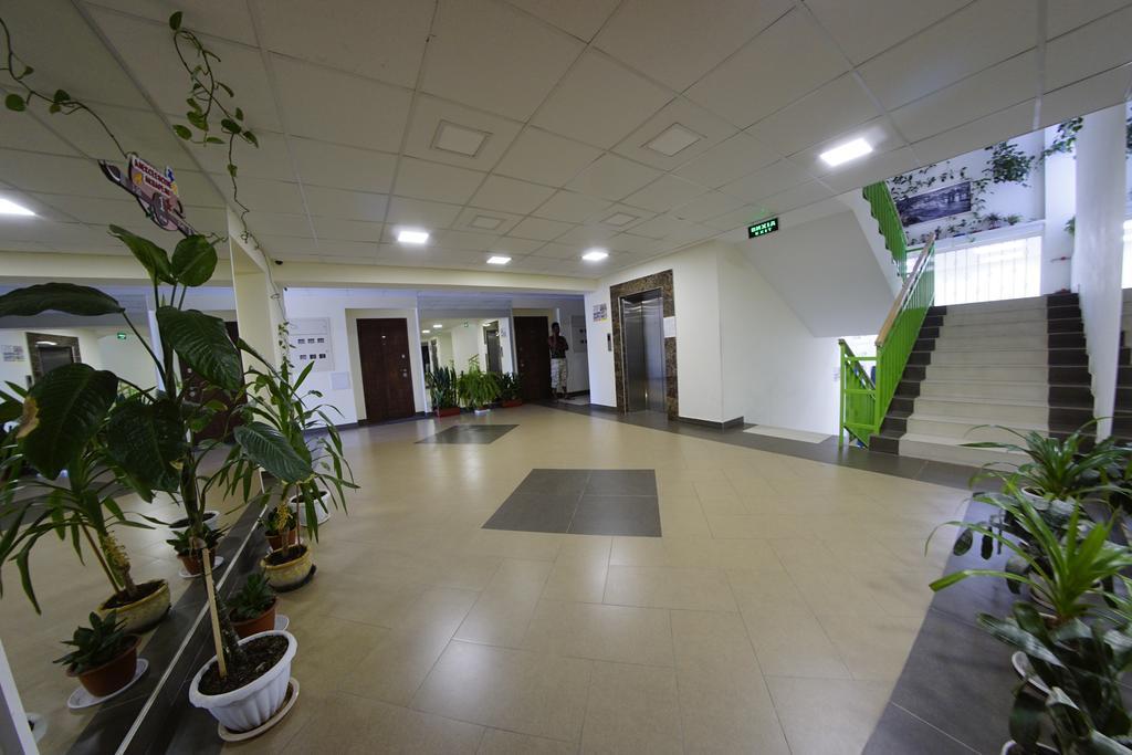 54A Tselinogradskaia Str At Alekseevka Underground Harkiv Dış mekan fotoğraf